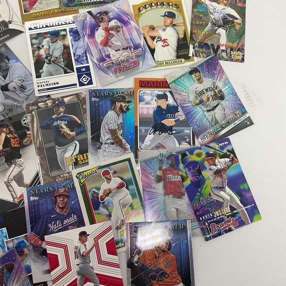 Assorted Baseball Trading Cards Collection - Picture 5 of 14